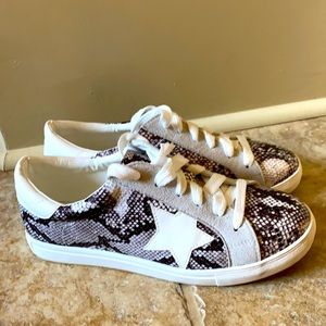 Star tennis shoes